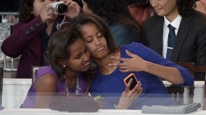 malia-obama-sasha-obama-selfie