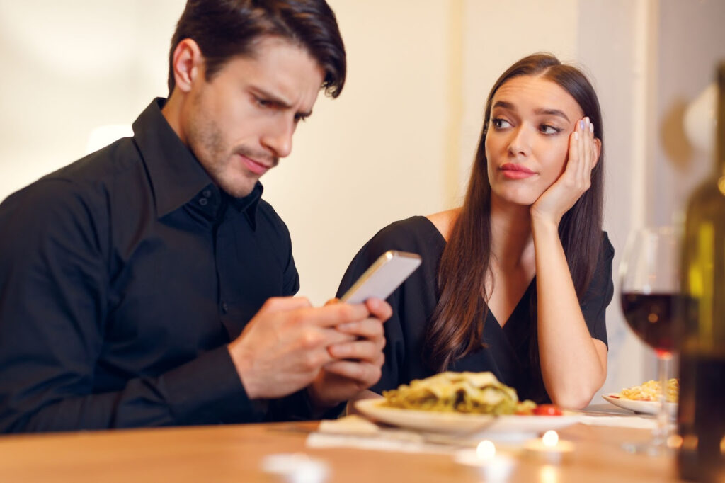 Couple divorcing over to much phone use