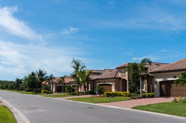 A row of Florida homes, perfect for families with kids.