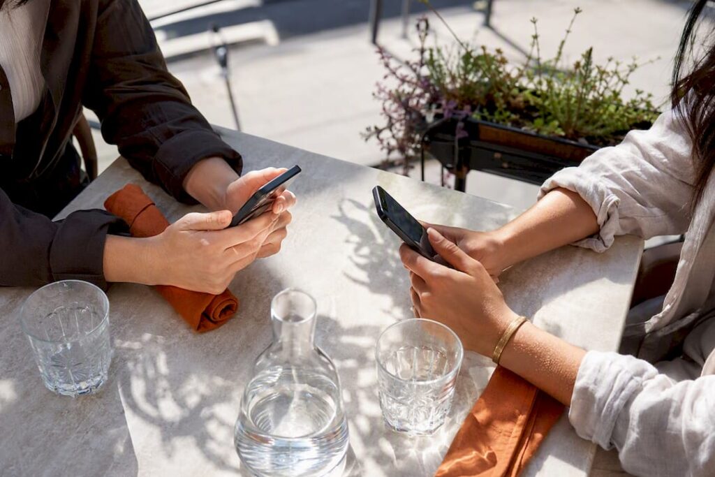 Two people texting during a dating conversation